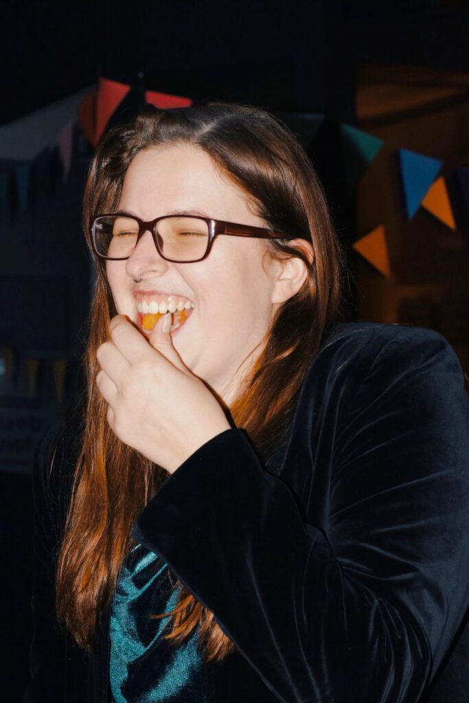 Sacha lacht en eet een wortel